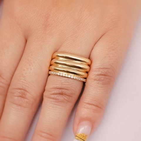 Anel Largo Liso com Microzirconias no Dourado