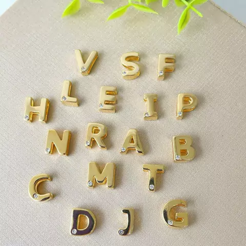 Pingente Letra Lisa com uma Microzirconia no Dourado