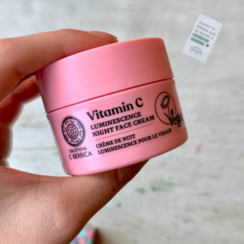 Frasco de crema de noche Luminescence C Berrica con vitamina C en mano.