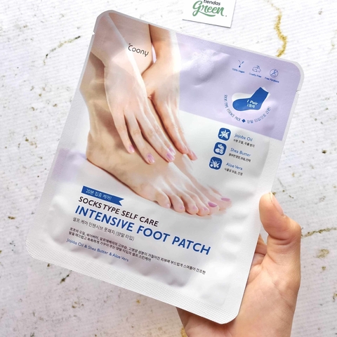 Pañuelo de tratamiento intensivo hidratante para pies de la marca Coony, mostrando manos sosteniendo el paquete con ilustraciones y descripciones de ingredientes como aceite de jojoba y manteca de karité.