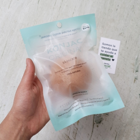 Esponja Konjac facial con arcilla amarilla, ideal para piel atópica y muy sensible, presentada en un empaque azul claro.