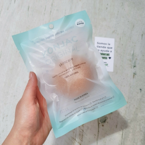 Esponja Konjac facial con arcilla rosa en paquete, ideal para piel áspera o deshidratada.