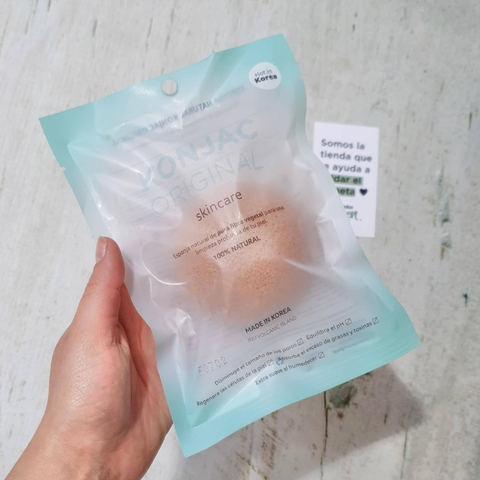 Esponja Konjac facial con manzanilla en su empaque, ideal para piel sensible o con rosácea.