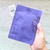 Mascarilla facial de carbón Coony en empaque morado, ideal para pieles grasas, sostenida en una mano.