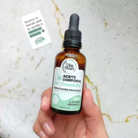 Botella de aceite corporal con cannabidiol, destacando su hidratación profunda y ingredientes como CBD y jojoba orgánico.