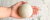 Esponja facial blanca de Konjac en una mano, ideal para todo tipo de piel.