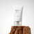 Crema facial en gel Centella Soothing Cream de SKIN1004, presentada en un envase blanco sobre una base de roca.