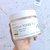 Pads tonificantes Centella de Coony en una mano, con extracto de Centella Asiática y manzanilla.