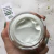 Frasco de crema facial Vitalidad AM/PM de Dadatina, mostrando la textura cremosa en su interior.