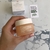 Frasco de crema gel facial ultra hidratante de BEK Hydraforce en una mano, con su caja y un sticker que dice "Somos la tienda que te ayuda a cuidar el planeta".