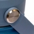 Detalle de la tapa y el botón de la botella MeraKids azul.