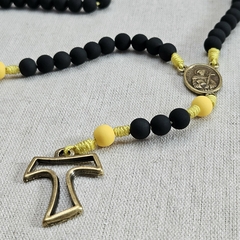 Terço Medalha de São Francisco 8mm Preto e Amarelo - comprar online