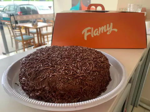 Bolo Caseiro Premium Recheado Brigadeiro