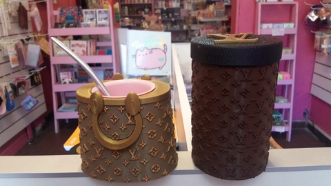 set de mate, cartera de Louis Vuitton.