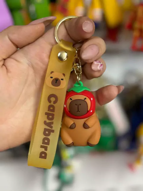 Llavero Capibara con Frutilla