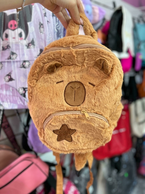 Mochila Peluche de Capybara - Con Estrella