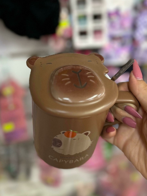 Taza de Cerámica con Tapa Capybara- Marrón Oscuro - comprar online