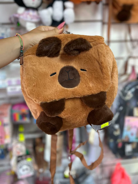 Mochila Peluche de Capybara - comprar online