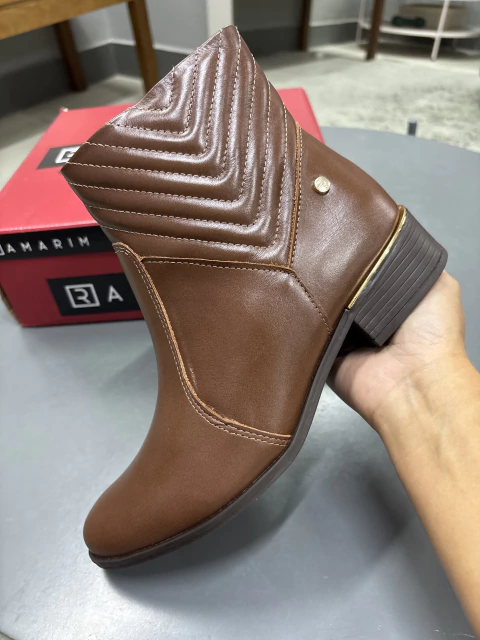 Bota Ramarim Couro Legítimo Detalhe Matelassê - comprar online