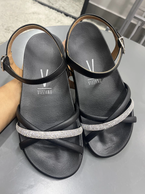 Sandália Vizzano Três Tiras Strass Fechada RBD