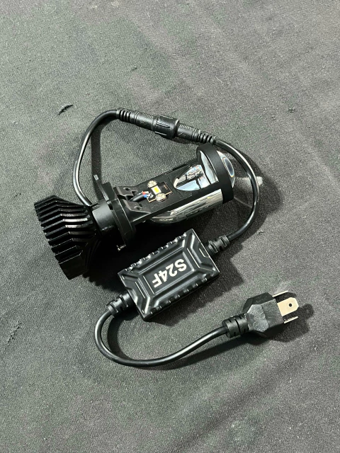 Lampada Farol Bi projetor H4 C/ reator e dissipador de calor