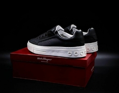 Imagen de Ferragamo Black White Borg Gravado Gancini En Piel Sku.040