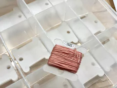 CAJA ORGANIZADORA DE BORDADO CON 90 BOBINAS en internet