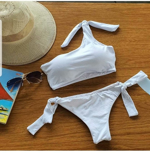 Biquíni Ombro Único Branco com Calcinha Tradicional