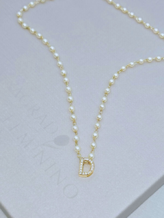 Colar Letra D Pérolas Banhado a Ouro 18k Semijoia