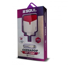 Imagen de un cargador rápido Soul con tres puertos USB y diseño moderno en su empaque.