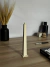 Modelo del Obelisco de Buenos Aires sobre una mesa de madera, con decoración minimalista de fondo.