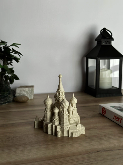 Maqueta de la Catedral de San Basilio, famosa por sus cúpulas en forma de cebolla y arquitectura distintiva.