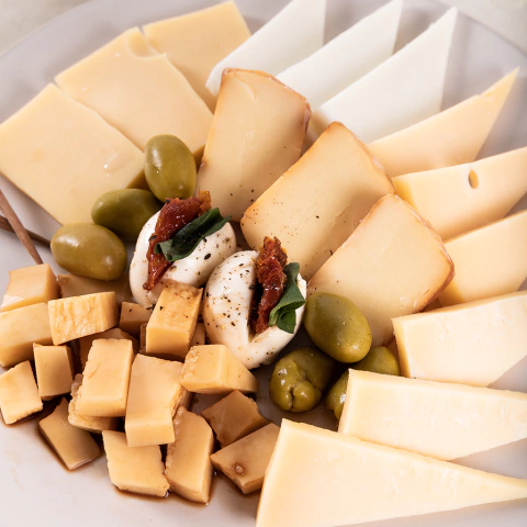 PICADA QUESOS OLIVAS & TOMATES SECOS PARA UNO
