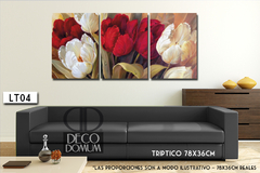 Tríptico decorativo con tulipanes rojos y blancos en un ambiente moderno, colocado sobre un sofá gris.