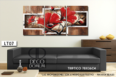 Tríptico decorativo LT07 con flores rojas, dimensiones 78x36 cm, sobre un sofá moderno.