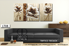 Tríptico decorativo con flores en tonos beige y marrón, presentado sobre una pared clara, junto a un sofá negro en un ambiente moderno.