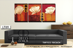 Tríptico decorativo LT09 con flores sobre fondo rojo y amarillo, presentado en un ambiente moderno con sofá negro.