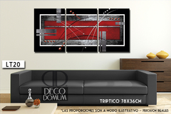 Tríptico moderno LT20 con diseño abstracto en tonos rojos y negros, decorando un ambiente contemporáneo sobre un sofá gris.