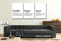 Tríptico decorativo con las palabras 'familia', 'hogar' y 'amor', enmarcadas en un salón moderno con sofá negro.