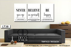 Tríptico motivacional con tres frases enmarcadas: "NEVER give up", "BELIEVE in yourself", "BE happy", sobre un sofá moderno.