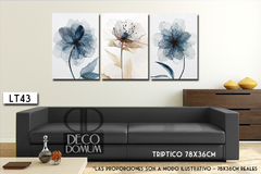 Tríptico LT43 con flores delicadas en tonos azules y beige, decorando una pared sobre un sofá gris.