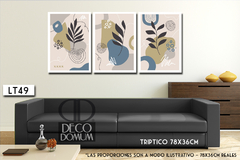 Tríptico decorativo LT49 - Botanico Hojas con ilustraciones de hojas y formas abstractas, exhibido sobre un sofá negro en un ambiente moderno.