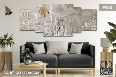 Políptico moderno impreso en vinilo mate, P612 en tonos grises y dorados, decorando un salón con sofá negro y plantas.