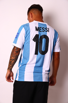CAMISETA ARGENTINA EDICION ESPECIAL 50 AÑOS (MESSI) en internet