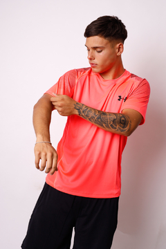 REMERA DEPORTIVA UNDER (DETALLES EN EL HOMBRO) - comprar online