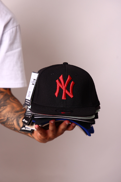 GORRA PLANA CERRADA NY - comprar online