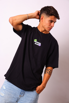 REMERA OVERSIZE MONSTERA