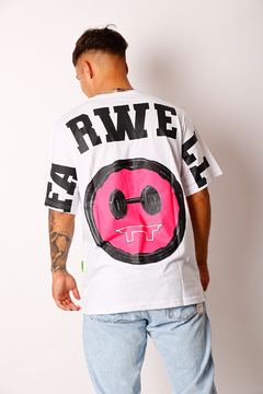REMERA OVERSIZE CARA ROSA