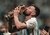 Messi besando la copa
