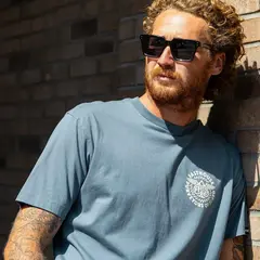 REMERA FASTHOUSE Maverick Tee - Denim - comprar online